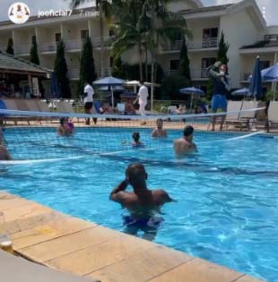 Em 2021, durante momento crítico da pandemia, Jô postou uma foto em um resort nas redes sociais. O atleta aproveitou a folga para ir acompanhado do jogador Otero. Na época, o Corinthians tinha 14 jogadores afastados por Covid-19.