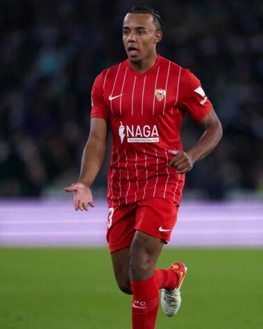 ESQUENTOU - De acordo com o "ABC" de Sevilla, Koundé virou um dos alvos para reforçar a defesa do Chelsea. Não é a primeira vez que o os Blues demonstram interesse no zagueiro. Já houve algumas especulações em torno do jogador em outras janelas de transferências.