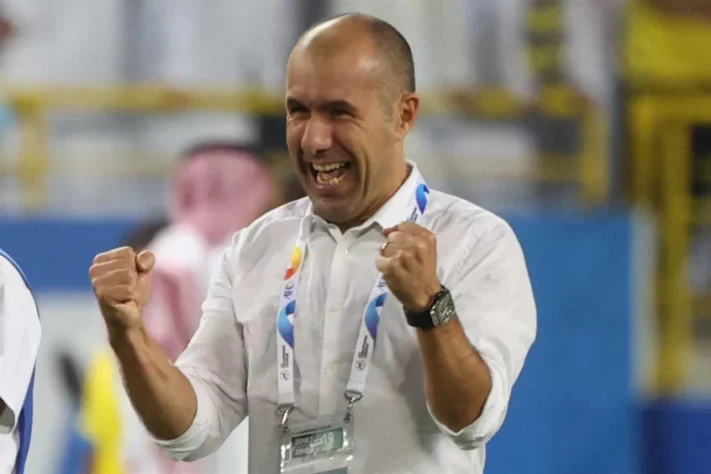 FECHADO - O Shabab Al-Ahli, dos Emirados Árabes Unidos, anunciou nesta quarta-feira a contratação do técnico Leonardo Jardim, de 47 anos. O lusitano estava sem clube desde fevereiro, quando deixou o Al-Hilal, da Arábia Saudita, após o Mundial de Clubes.