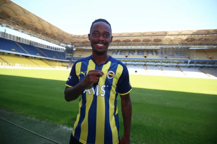 LINCOLN - O meia foi anunciado como o novo reforço de Jorge Jesus, no Fenerbahçe. O jogador ex-Grêmio estava no Santa Clara, de Portugal, e chegou por transferência ao clube turco.