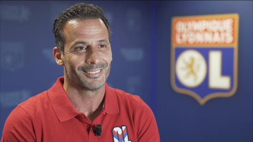 FECHADO - O Lyon anunciou nesta quarta-feira a chegada de Ludovic Giuly para compor a comissão técnica de Peter Bosz como novo treinador adjunto. Com isso, Hendrie Kruzen, contratado na última temporada, deixa a equipe.