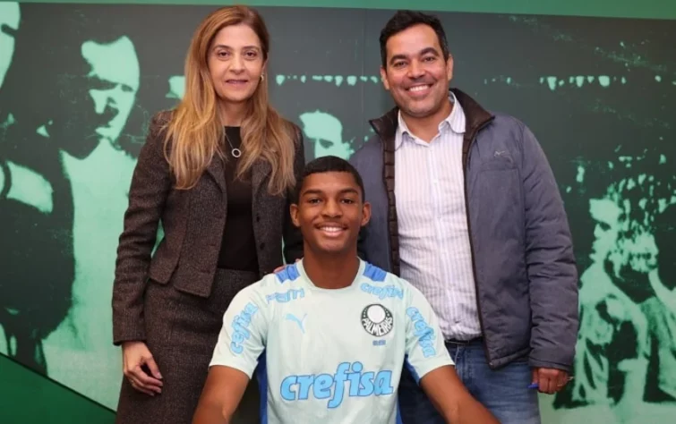 FECHADO - oi a vez do meia Luis Guilherme assinar seu primeiro contrato profissional com o Palmeiras. A joia da base palmeirense firmou seu assinatura nesta terça-feira, na Academia de Futebol. O novo vínculo do jogador de 16 anos é válido até junho de 2025.