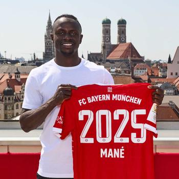 FECHADO - O Bayern de Munique anunciou nesta quarta-feira a contratação de Sadio Mané. O atacante deixou o Liverpool após seis anos e desembarcou na Alemanha para assinar um contrato de três temporadas com o clube bávaro. 