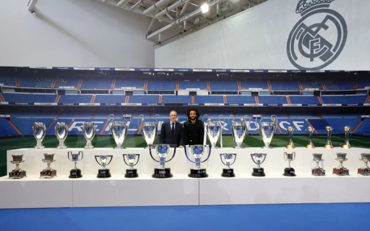 FECHADO - O lateral-esquerdo Marcelo se despediu do Real Madrid nesta segunda-feira. Em um evento organizado pelo clube, o atleta apareceu ao lado dos 25 troféus conquistados em sua carreira com a camisa merengue.