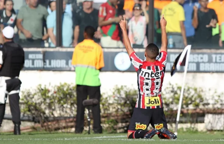 FECHADO - O São Paulo chegou a um acordo com o atacante Marcos Guilherme na noite desta terça-feira (21) e está a detalhes de anunciar o ex-jogador do Internacional, de 26 anos, como o seu primeiro reforço na reabertura da janela de transferências, no próximo dia 18 de julho.