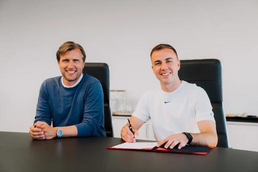 FECHADO - O meia-atacante Mario Götze está de volta ao futebol alemão. Nesta terça-feira, o Eintracht Frankfurt, atual campeão da Europa League, anunciou a contratação do jogador de 30 anos, que estava no PSV Eindhoven, da Holanda.