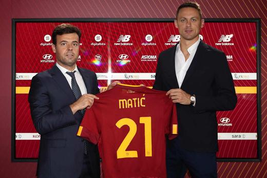 FECHADO - A Roma anunciou nesta terça-feira a contratação de Matic. O meia deixou o Manchester United após o fim do contrato e chegou sem custos ao clube italiano. O sérvio de 33 anos assinou contrato por uma temporada, renovável por mais um ano.