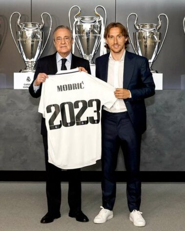 FECHADO - O Real Madrid oficializou a renovação de contrato de Luka Modric até 2023. Após a conquista do 14º título da Champions League, o jornalista Fabrizio Romano afirmou que já havia um acordo entre as partes por uma extensão de vínculo por mais um ano. 