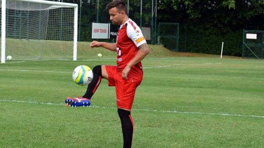 Marcelo Cañete - São Paulo - Outro que decepcionou com a camisa do São Paulo foi o meia Cañete. Contratado em 2011, o meia ficou quatro anos no clube, mas foi emprestado três vezes durante o período. Pelo Tricolor, fez menos de 30 jogos, com um gol marcado.