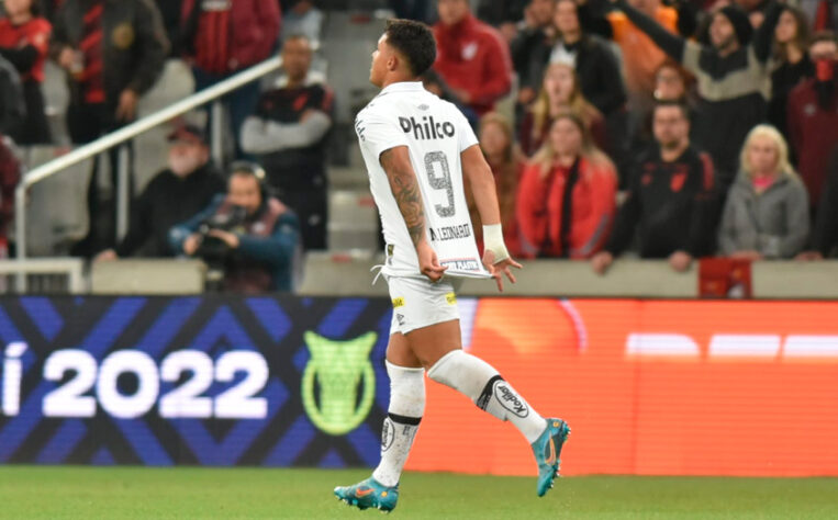 O Santos fez um bom jogo, mas ficou no empate em 2 a 2 com o Athletico-PR na noite deste sábado, na Arena da Baixada, em Curitiba. O atacante Marcos Leonardo fez os dois gols do Peixe e foi o grande destaque da equipe (notas por LANCE!/Diário do Peixe)