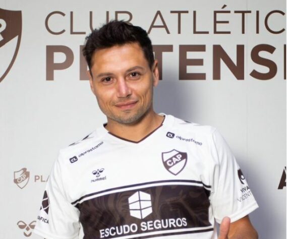 FECHADO - Após ter uma passagem relâmpago no futebol brasileiro com o Juventude, Mauro Zárate acertou com o Platense, da Argentina.