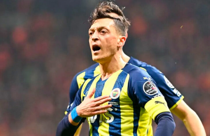 FECHADO - Ozil vai mudar de equipe. O meio-campista ainda vai prosseguir no futebol turco, o novo destino do atleta é o Istanbul Basaksehir.