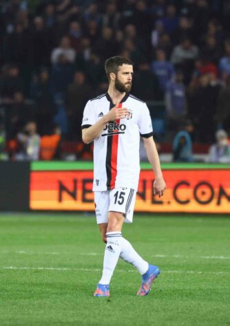 ESQUENTOU - O bósnio Miraem Pjanic deve viajar até os Emirados Árabes para definir o seu futuro, segundo o Fabrizio Romano. O Sharjah FC pretende fechar contrato de três temporadas pelo meio-campista.