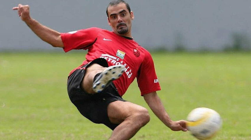 César Ramírez - Flamengo - O paraguaio 'El Tigre' Ramírez foi um dos vários gringos que decepcionaram no Flamengo. Entre 2005 e 2006, o jogador fez apenas 24 jogos, com sete gols.