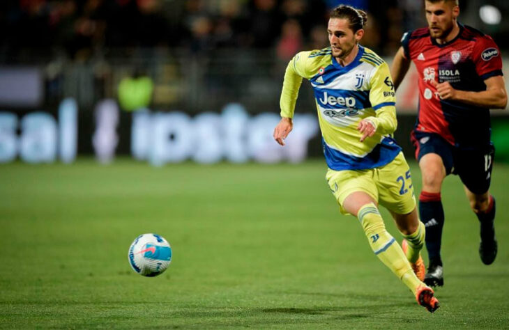 ESQUENTOU - Segundo o Sportmediaset, a Juventus busca prolongar o contrato de Adrien Rabiot por causa de seu desempenho na temporada.