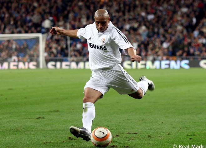 Roberto Carlos (lateral-esquerdo) - jogou de 1996 até 2007 no Real Madrid.