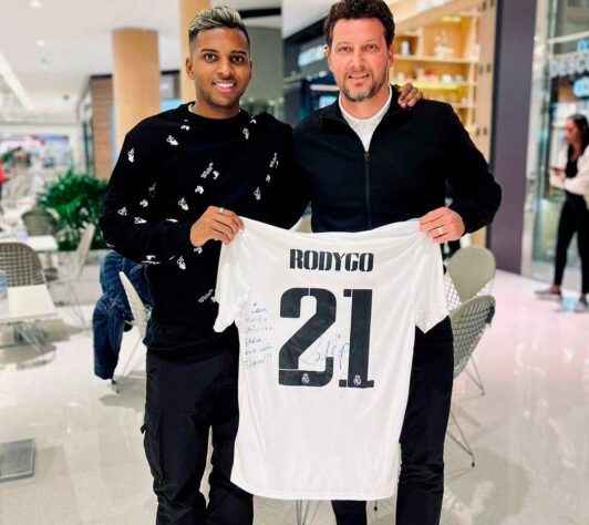 O caso mais recente: Rodrygo virou Rodygo em camisa do Santos.