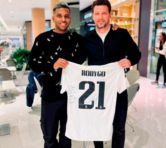 'RODYGO' - Em junho de 2022, o atacante Rodrygo, do Real Madrid, visitou o Santos para rever colegas e funcionários do Peixe. No entanto, uma foto publicada nas redes sociais do Alvinegro chamou a atenção pela grafia errada do nome do atacante. 