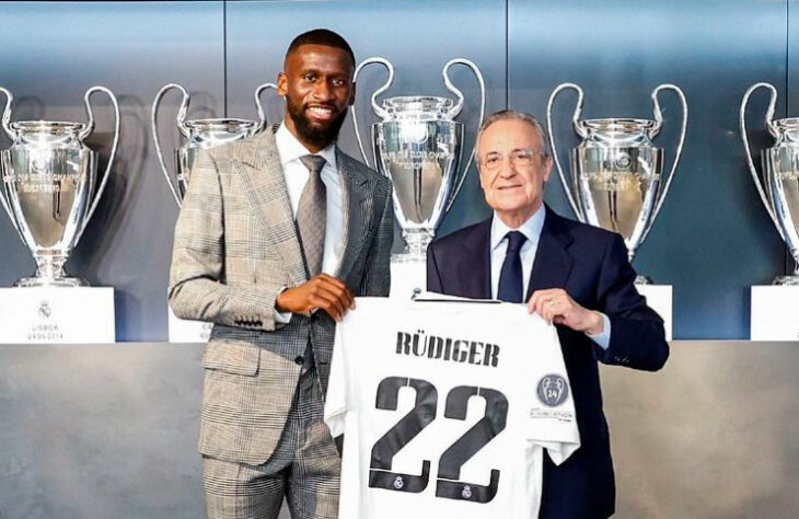 FECHADO - Rüdiger foi apresentado oficialmente pelo Real Madrid. O zagueiro alemão foi contratado para jogar por 4 temporadas na equipe Merengue.