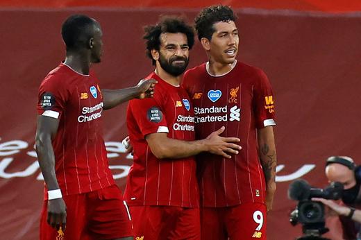 ESQUENTOU - Sadio Mané, Roberto Firmino e Mo Salah podem deixar o Liverpool nas próximas janelas de transferências. Com contratos até 2023, os Reds também se preparam para a saída do trio histórico que conquistou Champions League e Premier League pelo clube de Anfield. O atacante senegalês e camisa 10 do Liverpool é quem está mais próximo de deixar a equipe. Mané tem o desejo de respirar novos ares na próxima temporada e irá analisar propostas nos próximos dias. O Bayern de Munique é o principal clube interessado na contratação do senegalês.