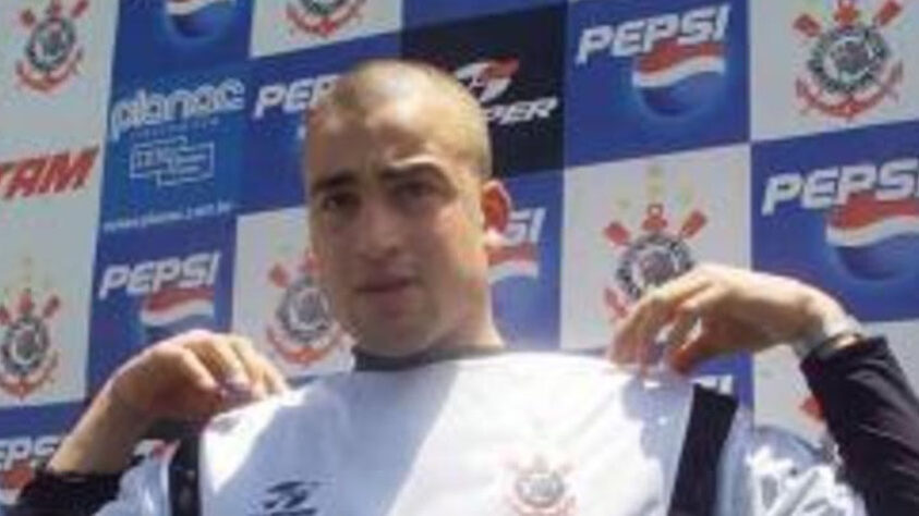 Santiago Silva - Corinthians - Uruguaio que somou boas temporadas por Lanús, Vélez e Boca Juniors, Santiago Silva não rendeu no Corinthians. Contratado em 2002, o jogador fez apenas duas partidas pelo time.