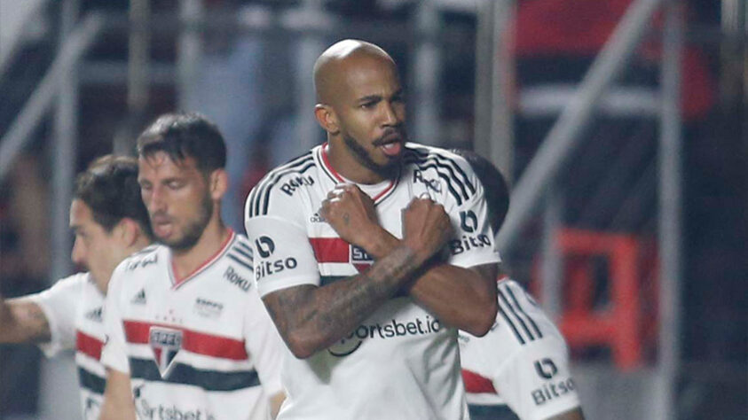 O São Paulo se vingou do Palmeiras e venceu o segundo clássico da semana por 1 a 0. Em partida válida pelo jogo de ida nas oitavas de final da Copa do Brasil, a equipe de Rogério Ceni vai ao Allianz Parque no próximo duelo com vantagem. Com destaque para Patrick, o autor do gol, o Tricolor paulista se mostrou muito mais intenso quando comparado ao encontro de segunda-feira (20). Veja as atuações individuais dos jogadores. (Por Izabella Giannola)