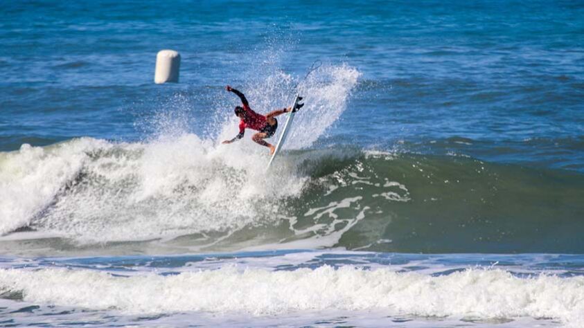 Nesta sexta-feira (17), o estadunidense Griffin Colapinto conquistou a etapa de El Salvador, após passar pelo Gabriel Medina numa semifinal de julgamento polêmico. Todavia, Filipe Toledo, que foi vice-campeão da prova, prossegue na liderança da tabela da WSL. O próximo desafio será a etapa do Brasil, em Saquarema. Confira a seguir o ranking mundial da categoria!