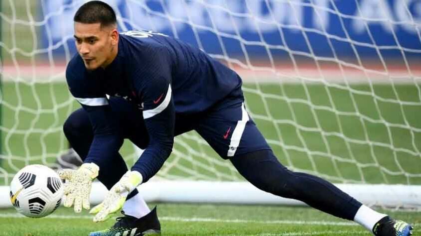 ESQUENTOU - Areola está próximo de uma ida para o West Ham. De acordo com o jornalista Fabrizio Romano, o goleiro está nos últimos trâmites para acertar a transferencia.