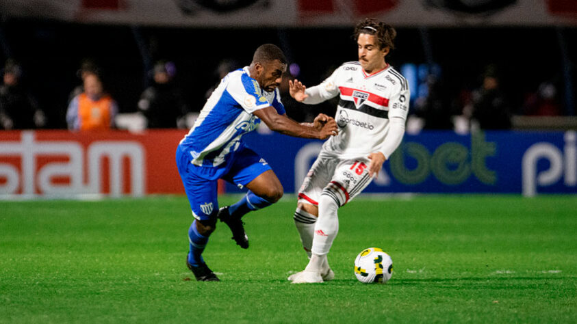 Avaí - Sobe - Muriqui foi o responsável por marcar o gol de empate na Ressacada. Desce - Arthur Chaves cometeu dois pênaltis, um deles convertido pelo Tricolor. Além disso, Copete perdeu gol inacreditável no segundo tempo.