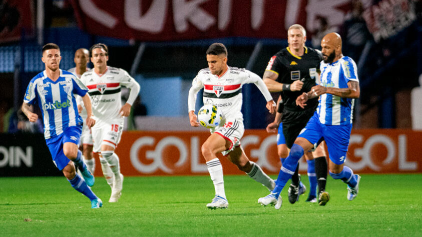 O São Paulo foi à Ressacada enfrentar o Avaí na noite deste sábado (4), em duelo que terminou empatado por 1 a 1 pela nona rodada do Campeonato Brasileiro. Reinaldo abriu o marcados, de pênalti, e Muriqui deixou tudo igual em casa. Calleri ainda isolou cobrança de pênalti quando o Tricolor vencia. Com o resultado, o time comandado por Rogério Ceni fica com 14 pontos, provisoriamente na sexta posição da tabela. O Avaí é o 12º. Veja as notas (por Rafaela Cardoso)