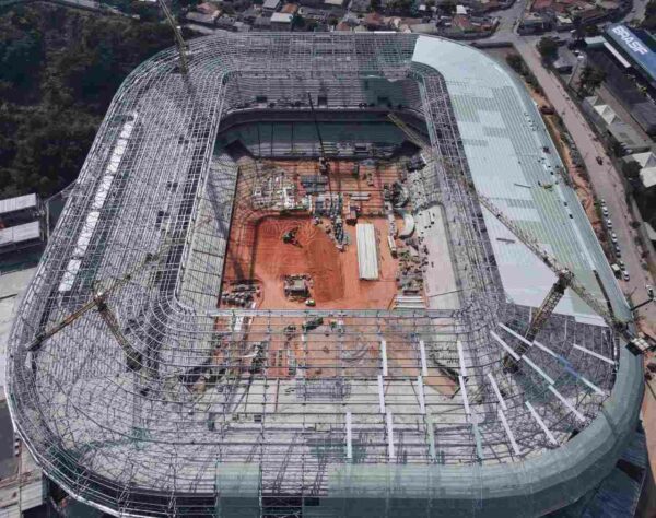 Novo estádio do Atlético-MG, a Arena MRV chegou a 60% de conclusão. A casa do Galo está sendo construída nas proximidades do bairro Califórnia, região Noroeste de Belo Horizonte, com capacidade para 46 mil torcedores. As obras devem ser finalizadas em outubro deste ano e a inauguração está prevista para 25 março de 2023, dia do aniversário do clube. O custo estimado é de R$ 560 milhões. Veja imagens atuais da obra - e como o estádio ficará, ao fim da galeria!