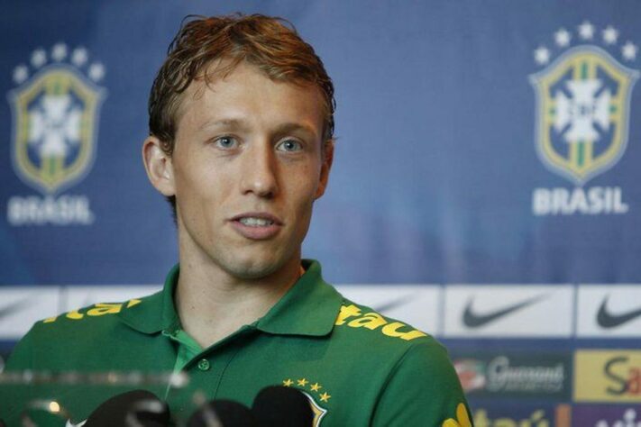 ESQUENTOU - O nome de Lucas Leiva voltou a figurar os bastidores do Tricolor graças ao vice-presidente Denis Abrahão, que admitiu um bate-papo com o atleta. Na última segunda-feira, em conversa com a imprensa, o cartola voltou a comentar sobre o tema e revelou que a negociação é complicada.