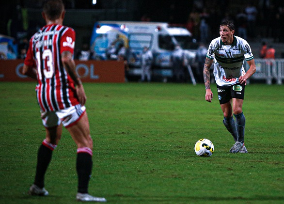 Em duelo no Couto Pereira válido pelo Campeonato Brasileiro, São Paulo e Coritiba empataram por 1 a 1 nesta quinta-feira (9). Com gols de Calleri e Alef Manga, o Tricolor paulista saiu em vantagem no primeiro tempo, mas não conseguiu segurar o Coxa na segunda etapa, que encontrou a chance de empate. Com o resultado, a equipe de Rogério Ceni chega ao sexto lugar na tabela da competição, enquanto o Coritiba fica na quinta colocação. Veja as notas. (Por Izabella Giannola)