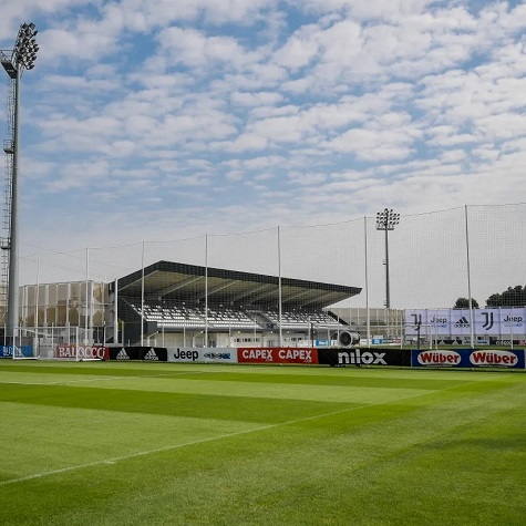 O campo com arquibancada é usado para sessões de treinamento abertas aos torcedores da Juventus.