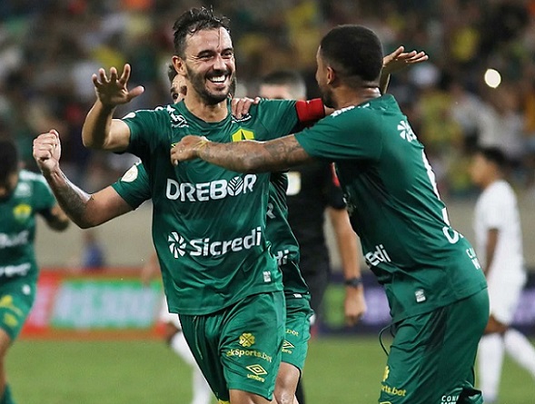 CUIABÁ - SOBE: Uendel - Fez valer a 'Lei do Ex' ao acertar lindo chute de fora da área e marcar o gol do Cuiabá.// DESCE: Valdívia - O meia entrou no segundo tempo, e nos minutos finais do jogo, deu carrinho por trás em Mantuan, e após o VAR recomendar expulsão, o árbitro mostrou vermelho ao meia.