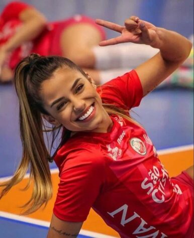 A jovem Keyla Alves, líbero do Osasco é reserva da renomada Carol Brait, faz muito sucesso na internet. A jogadora atingiu 2,2 milhões de seguidores no Instagram e se tornou a atleta de vôlei com mais fãs no mundo na rede social. A fama pode se explicar também pelos trabalhos como modelo que Key realiza. Ela faz campanha sobre roupas íntimas e compartilha seu dia a dia.