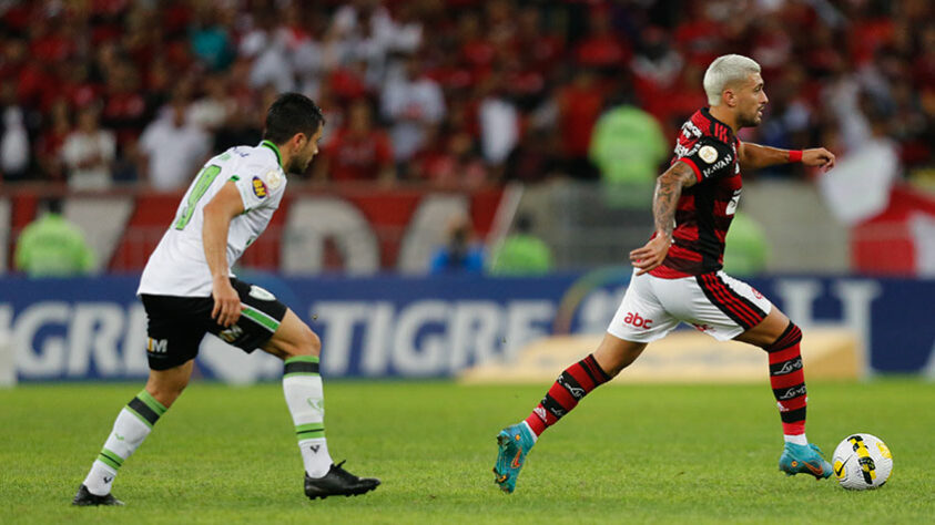 Neste sábado, o Flamengo venceu o América-MG por 3 a 0 no Maracanã, em partida válida pela 14ª rodada do Brasileirão. Santos, João Gomes, Arrascaeta e Pedro foram os melhores do Rubro-Negro em campo. A seguir, confira as notas: