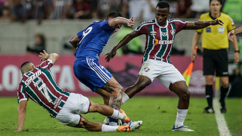CRUZEIRO - Pressionou a saída de bola do Fluminense e explorou o contra-ataque. Igualaram o placar. / Desce: Sofreu uma expulsão ainda no primeiro tempo e não conseguiu segurar o empate. 