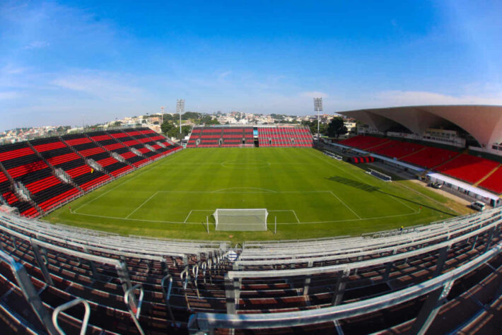 Ilha do Urubu (2017): O Maracanã trocou de gestão e os moldes não foram do agrado do Flamengo, que decidiu, em janeiro de 2017, montar sua casa novamente no Estádio Luso-Brasileiro, chegando a um acordo até dezembro de 2019 com a Portuguesa-RJ. O Fla investiu R$ 12 milhões em obras, colocando a capacidade para 20 mil pessoas, com arquibancadas tubulares. A inauguração aconteceu em junho de 2017. No dia, Bandeira de Mello comemorou: "Temos um estádio".