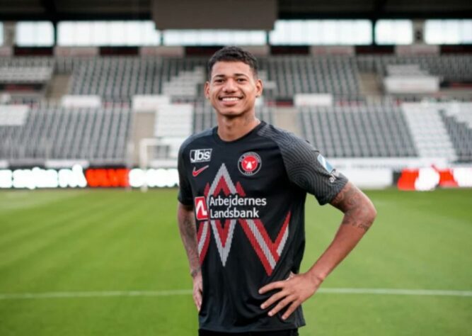 ESQUENTOU - De acordo com informação dada inicialmente pelo portal Sangue Encarnado e confirmada pelo LANCE!, Marrony, atacante do Midtjylland, está sendo pretendido pelo Fluminense. O clube tricolor visa um empréstimo pelo ex-jogador do Vasco, o atleta não se acostumou ao futebol dinamarquês e ainda não balançou as redes. 