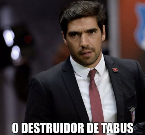 Disputa entre Palmeiras e Corinthians pela liderança do Brasileirão rende memes nas redes sociais.