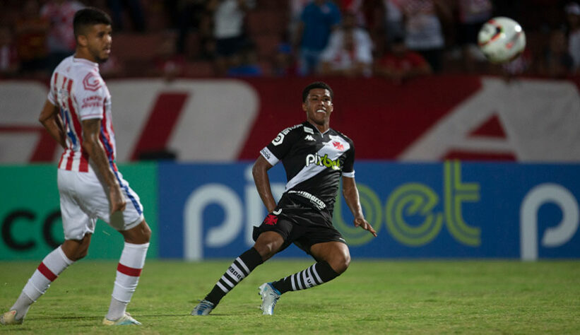 NÁUTICO: SOBE - Cresceu no 2° tempo e intensificou o jogo com o gol marcado para diminuir na primeira vez. | DESCE - Não levou perigo durante o 1° tempo inteiro e parte do 2°.