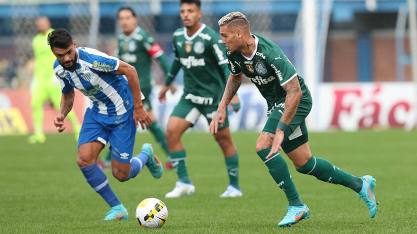 O Palmeiras entrou com time misto para enfrentar o Avaí, na Ressacada, neste domingo (26), pela 14ª rodada do Brasileirão. O confronto entre as duas equipes terminou empatado em 2 a 2. Veja as notas e análises das atuações dos atletas! (Por: Rafael Oliva)