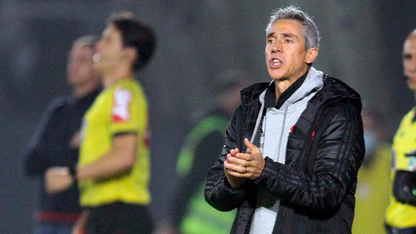 Paulo Sousa tem contrato com o Flamengo até dezembro de 2023. Confirmada a demissão, o clube terá que pagar os salários do técnico referentes até o final de 2022, como multa estipulada no vínculo.