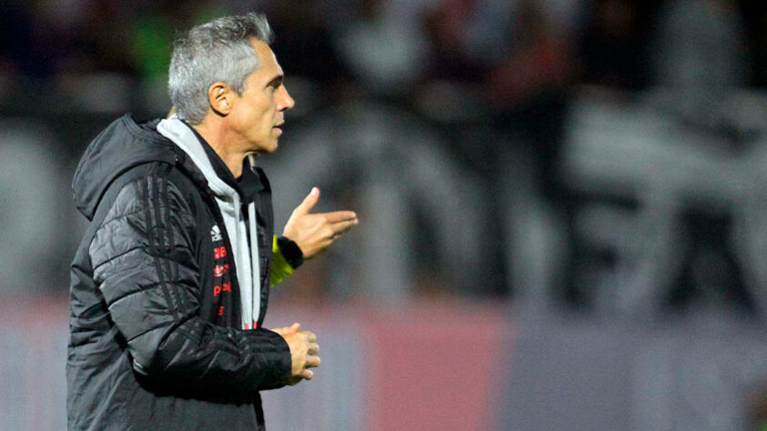 O técnico Paulo Sousa durante a partida em Bragança Paulista: Flamengo voltou a atuar em nível abaixo do esperado.