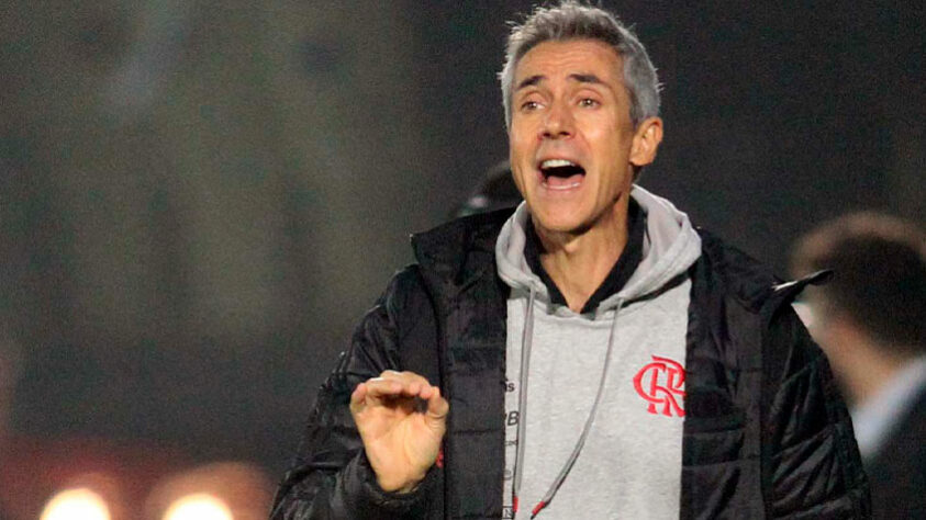 A demissão de Paulo Sousa do Flamengo repercutiu muito no futebol brasileiro, porém Portugal e Polônia também se interessaram pelo caso, pois o primeiro é o país natal do técnico e antes de chegar ao Brasil, Paulo comandava a seleção polonesa, onde pagou do próprio bolso para deixar o cargo.