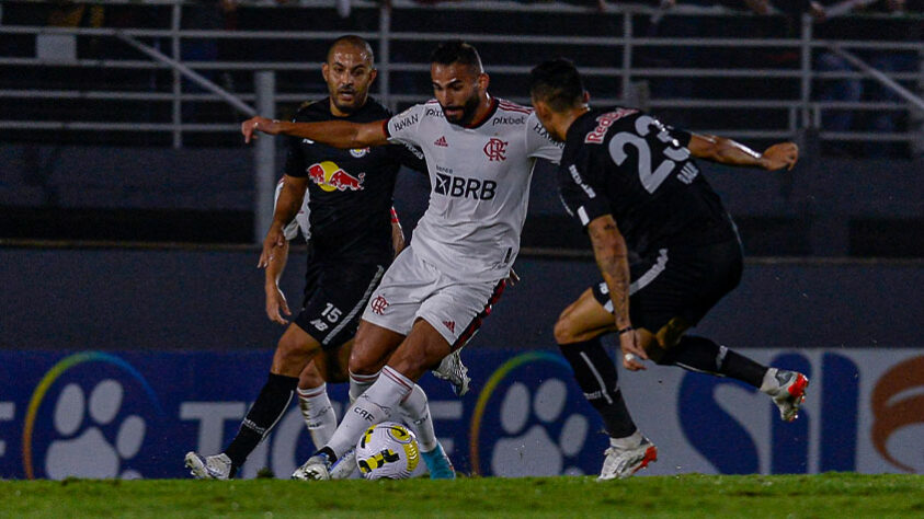 O Flamengo perdeu a segunda seguida no Campeonato Brasileiro. Nesta quarta-feira, o Red Bull Bragantino venceu o Rubro-Negro por 1 a 0 no Nabi Abi Chedi, em partida válida pela décima rodada da competição. A seguir, confira as notas: