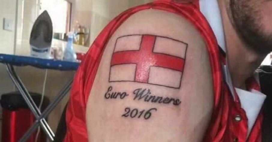 Em 2016, um torcedor da Inglaterra se empolgou com a disputa da Euro e tatuou que sua seleção seria campeã. Porém, os ingleses caíram nas oitavas de final para a Islândia.