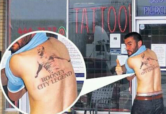 Em 2010, um torcedor do Manchester City tatuou Wayne Rooney nas costas, convencido que o atacante inglês do United trocaria de clube, o que não aconteceu. Resultado? Uma (grande) tatuagem com a inscrição "Rooney, lenda do City" e a imagem do jogador comemorando um gol.