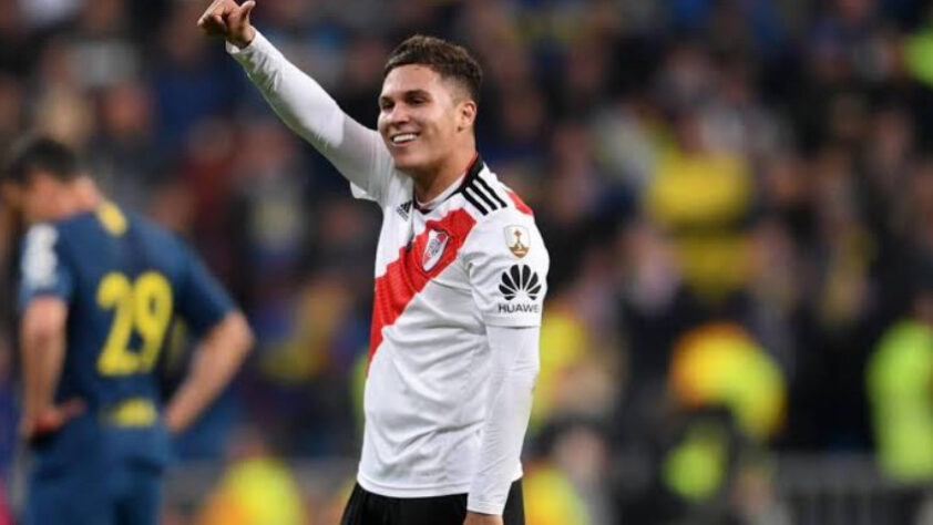 ESQUENTOU - Enquanto segue em negociação com o Olympique de Marselha pelo retorno de Gerson, o Flamengo avalia o nome de outro atleta: Juan Quintero. O colombiano está emprestado pelo Shenzhen FC (CHN) ao River Plate até 31 de dezembro e foi oferecido ao clube da Gávea. A direção levou o nome do meia a Vitor Pereira, que, como técnico do Fenerbahçe (TUR), tentou a sua contratação em 2016. A informação foi publicada pelo "ge" e confirmada pelo LANCE!.